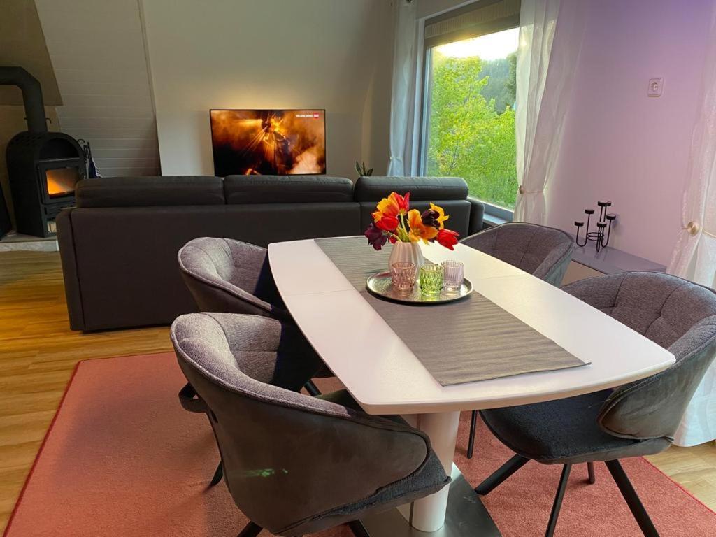 Haus Adler - Komplettes Ferienhaus Am Badesee Эрцгрубе Экстерьер фото